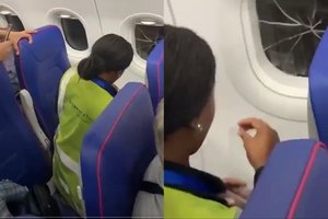 Įlipus į lėktuvą – sukrečiantis vaizdas: įtrūkęs langas „suklijuotas“ lipnia juosta