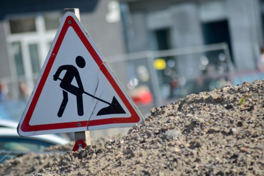 Dėl vandentiekio avarijos Vilniuje – apsunkintas eismas ties laidojimo namais