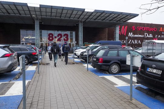 Prie prekybos centrų – neįprastas vaizdas: aiškina, kodėl tai svarbu ir ką visa tai reiškia