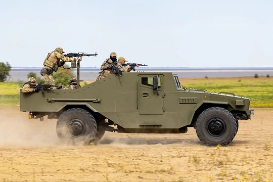 Rusai pristatė naują karinę mašiną – ekspertai rodo kyšančius sovietinius griaučius