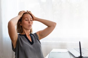 Gydytoja: karščio bangos, naktinis prakaitavimas ir nemiga išduoda naują moters etapą