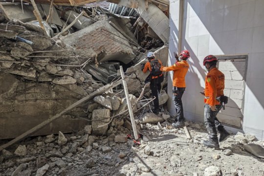 Indonezijoje baigta gelbėjimo operacija sugriuvus mokyklai: žuvusiųjų skaičius padidėjo iki 67