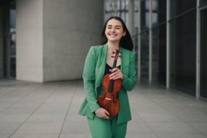 Lietuvoje viešinti smuikininkė Anne Luisa Kramb: „Scenoje svarbiausia – kuklumas“