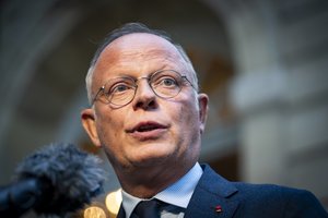 Buvęs Prancūzijos premjeras palaiko ankstyvų prezidento rinkimų idėją