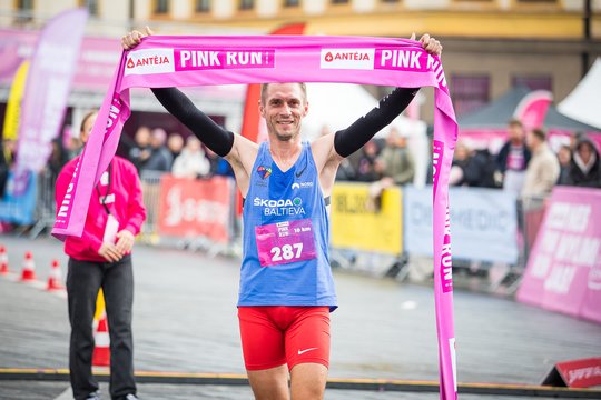 Rožinio kaspino paramos bėgime – olimpiečio pergalė