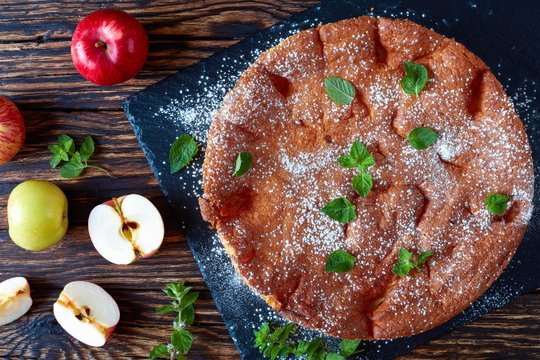 Drėgnas, gardus ir neįtikėtinai lengvas pyragas – obuolių nereikės net lupti