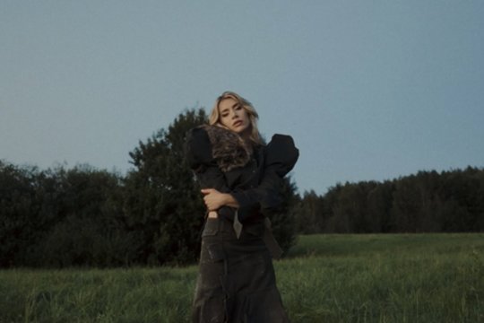 Atlikėja Raminta Blažytė naujoje dainoje „Strigęs“ kviečia panagrinėti santykius