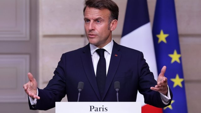 Dėl problemų Prancūzijoje pirštu beda į E. Macroną: „Ši komedija jau užtruko per ilgai“