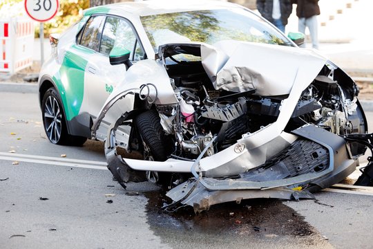 Į šipulius Vilniuje sudaužyto „Bolt Drive“ automobilio vairuotojas spruko iš įvykio vietos