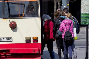 Vilniuje sutriko eismas: keli autobusų maršrutai – nepravažiuojami, įspėja ir automobilių vairuotojus
