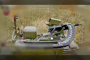 Reta ir neįprasta pergalė: pirmąkart dronu sunaikino karinį rusų robotą