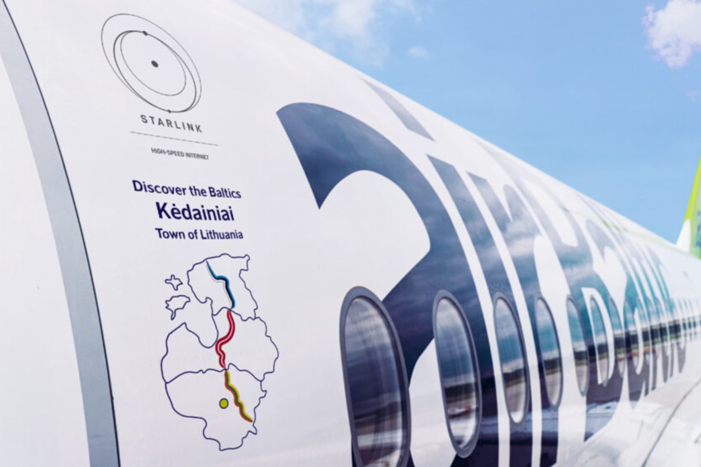 Latvijos oro linijų bendrovė „airBaltic“ oficialiai pranešė, kad vienas iš jos modernių „Airbus A220–300“ orlaivių (registracijos numeris YL-AAP) buvo pavadintas Kėdainių vardu ir jau skraidina keleivius po visą pasaulį.<br>„airBaltic“ nuotr.