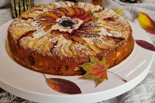 Rudeniškas obuolių ir slyvų pyragas: šiuo gardžiu desertu pakvips visi namai