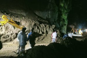 Tragedija Indijoje: nuošliauža palaidojo autobusą, žuvo mažiausiai 18 žmonių