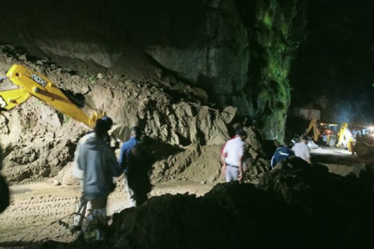 Tragedija Indijoje: nuošliauža palaidojo autobusą, žuvo mažiausiai 18 žmonių