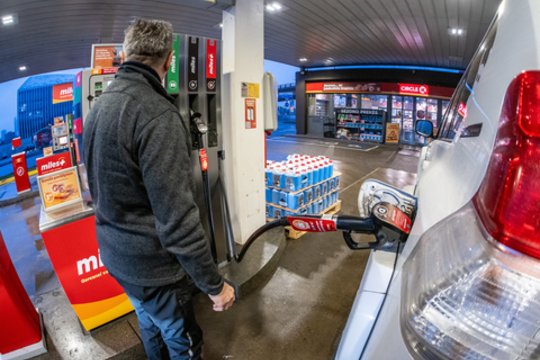 Į kampą įvaryti degalų pardavėjai apsisprendė – be darbo lieka 100 degalinių darbuotojų