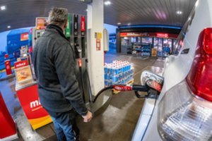 Į kampą įvaryti degalų pardavėjai apsisprendė – be darbo lieka 100 degalinių darbuotojų