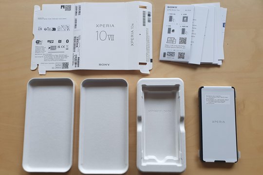 Atsisakius įkroviklių iš naujų išmaniųjų telefonų dėžių gali dingti ir dar kai kas