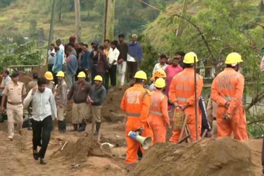 Tragedija Indijoje: po nuošliauža palaidotas autobusas, keliolika žmonių žuvo 