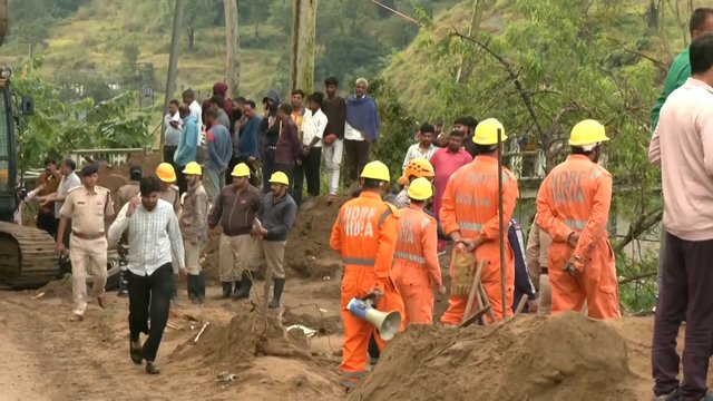 Tragedija Indijoje: po nuošliauža palaidotas autobusas, keliolika žmonių žuvo 