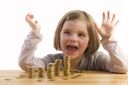 Finansiniai įpročiai susiformuoja iki septynerių: kaip mokyti apie pinigus per žaidimus