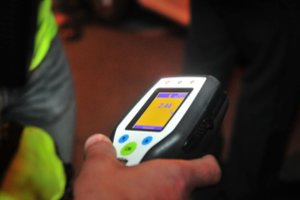 Girtas vairuotojas Klaipėdoje parkuodamasis apdaužė du automobilius