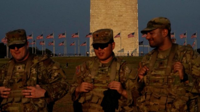 D. Trumpas toliau siunčia gvardijos karius į JAV miestus: į Ilinojų atvyko su misija