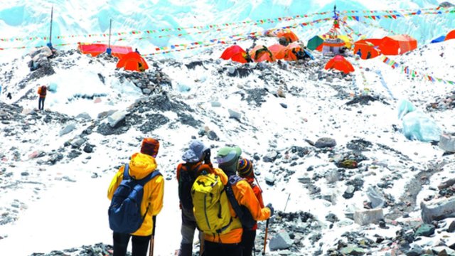 Ištrūkę iš sniego spąstų: beveik tūkstantis žygeivių netoli Everesto kalno perkelti į saugias vietas