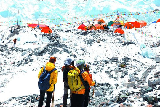 Ištrūkę iš sniego spąstų: beveik tūkstantis žygeivių netoli Everesto kalno perkelti į saugias vietas