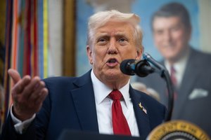 D. Trumpas pripažįsta, kad pokalbiai su V. Putinu yra sunkesni, nei derybos dėl taikos Gazos Ruože