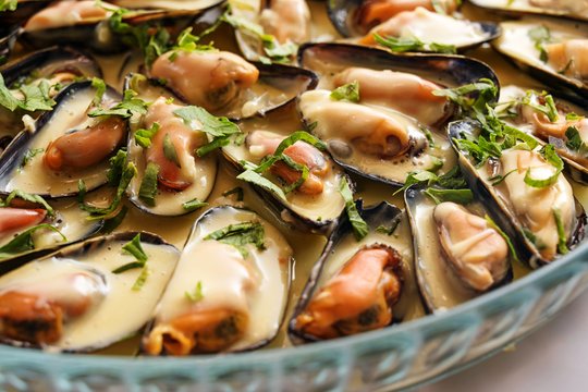 Restoraninis patiekalas namuose: 2 genialiai paprastos idėjos su šaldytomis midijomis