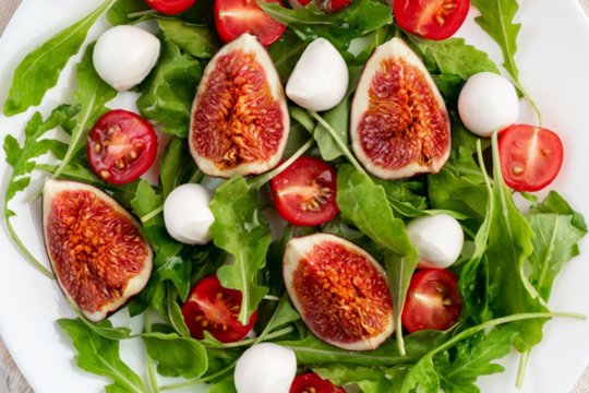 Sočios salotos su egzotišku ingredientu: vitaminų ir antioksidantų užtaisas 