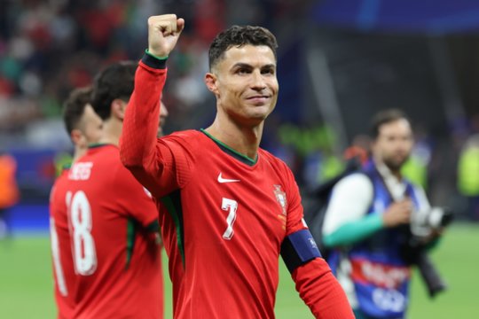 Cristiano Ronaldo tapo pirmuoju futbolo žaidėju milijardieriumi