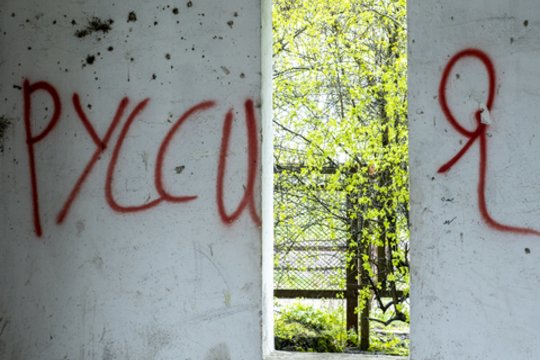 Kremlius smaugia rusus – dėl karo didina mokesčius ir mažina paramą