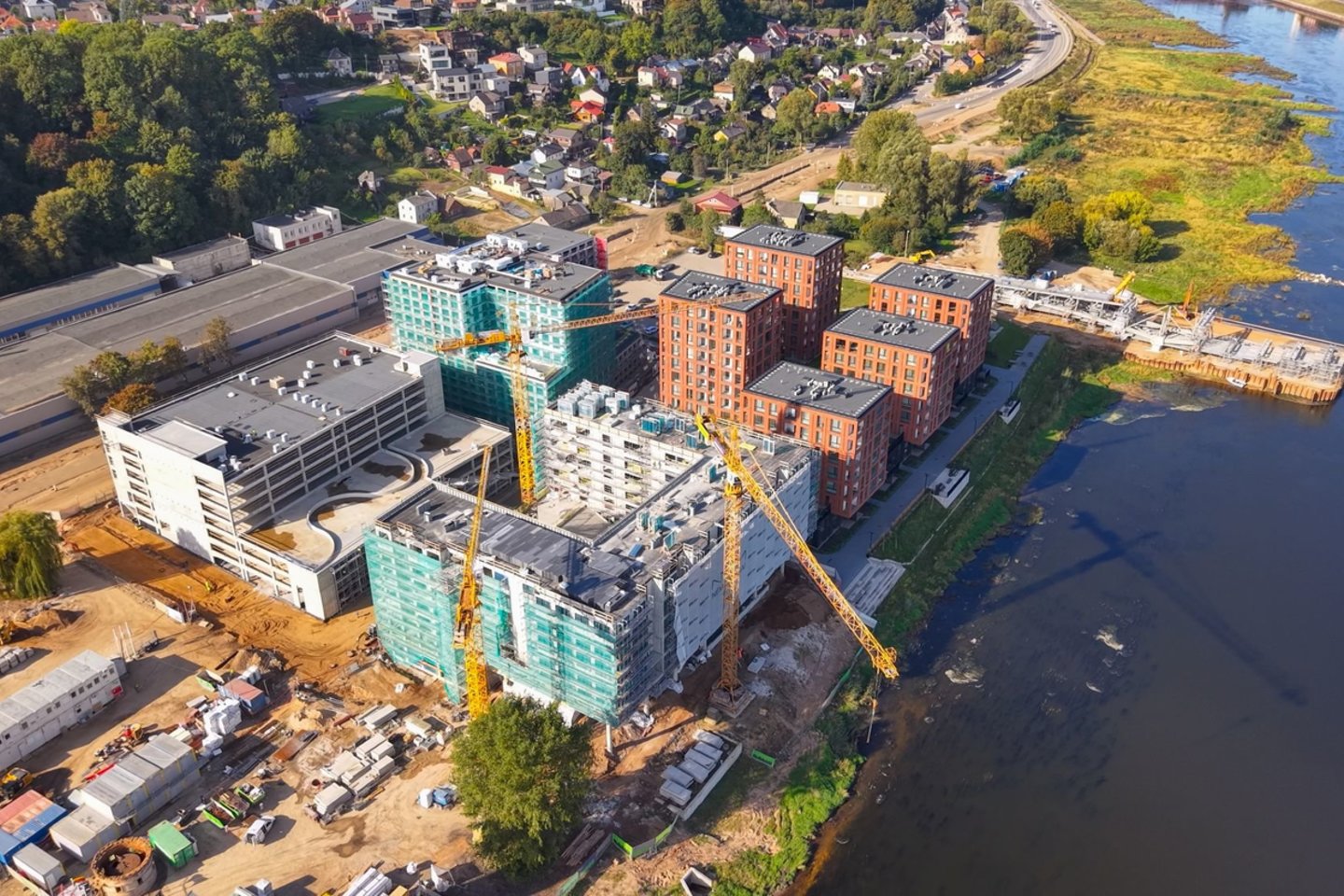 Nekilnojamojo turto plėtros bendrovės „SBA Urban“ kartu su „TABA Invest“ statomame verslo centre „Hermanas“, 650 kv. m. erdvėse įsikurs technologijų ir klientų aptarnavimo įmonė „CyberCare“, o pirmajame aukšte – 350 kv. m. erdvėse, restoranų tinklas „iLunch“.<br>SBA nuotr.