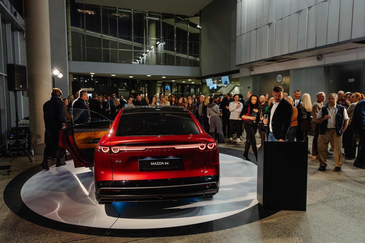 Spalio 3–5 d. Vilniaus „Litexpo“ parodų centre vykusios „ArtVilnius‘25“ parodos lankytojai turėjo galimybę pirmieji mūsų šalyje susipažinti su visiškai nauju elektromobiliu „Mazda6e“.