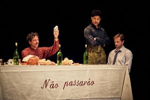 Ar smurtu galima ginti demokratiją? „Sirenose“ – aktualusis Avinjono festivalio meno vadovo spektaklis