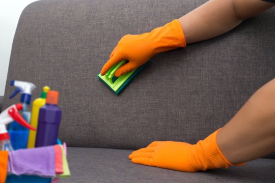 Kaip nuvalyti rašiklio pėdsakus nuo sofos? 28 patikrinti būdai skirtingiems apmušalams