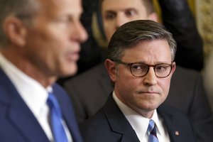 JAV vyriausybei sustabdžius darbą, valstybės tarnautojams tenka skolintis, kenčia karių dvasia