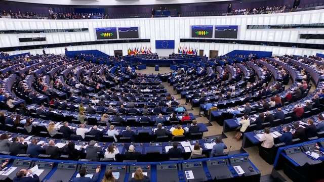 EP surengtas balsavimas dėl nepasitikėjimo U. von der Leyen: rezultatai rodo akivaizdų poslinkį