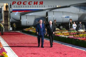 Tadžikistanas pasitiko V. Putiną su raudonu kilimu ir gėlėmis