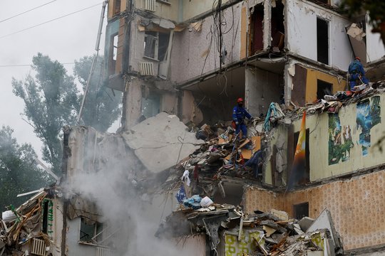 Okupantų atakų padariniai jaučiami ir po mėnesių: Kyjive įgriuvo „Shahed“ dronu atakuotas namas