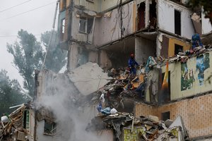 Okupantų atakų padariniai jaučiami ir po mėnesių: Kyjive įgriuvo „Shahed“ dronu atakuotas namas