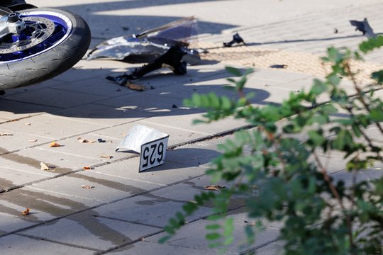 Per susidūrimą su lengvuoju automobiliu Vilniuje nukentėjo motociklininkas