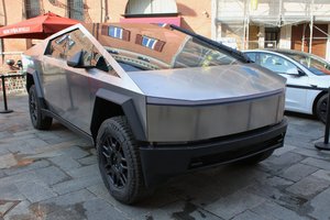 „Tesla Cybertruck“ užregistruoti Lietuvoje neįmanoma: ekspertas atsakė, kodėl