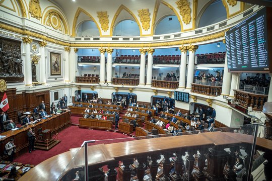 Peru įstatymų leidėjai balsavo už apkaltą šalies prezidentei