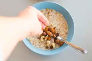 Tikri čempionų pusryčiai: kodėl verta rytą pradėti nuo avižinių dribsnių?