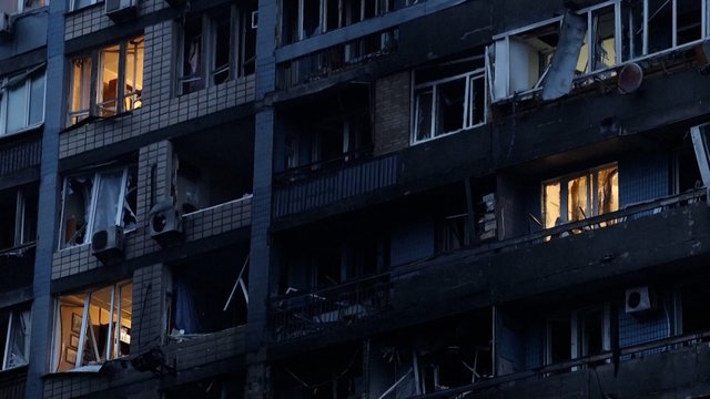 Kyjive – masinė Rusijos ataka: parodė, kaip po smūgių atrodo daugiabučio vidus