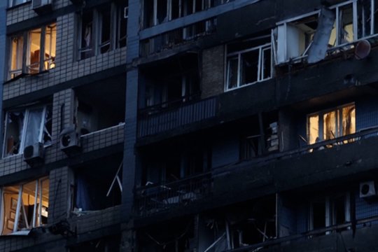 Kyjive – masinė Rusijos ataka: parodė, kaip po smūgių atrodo daugiabučio vidus