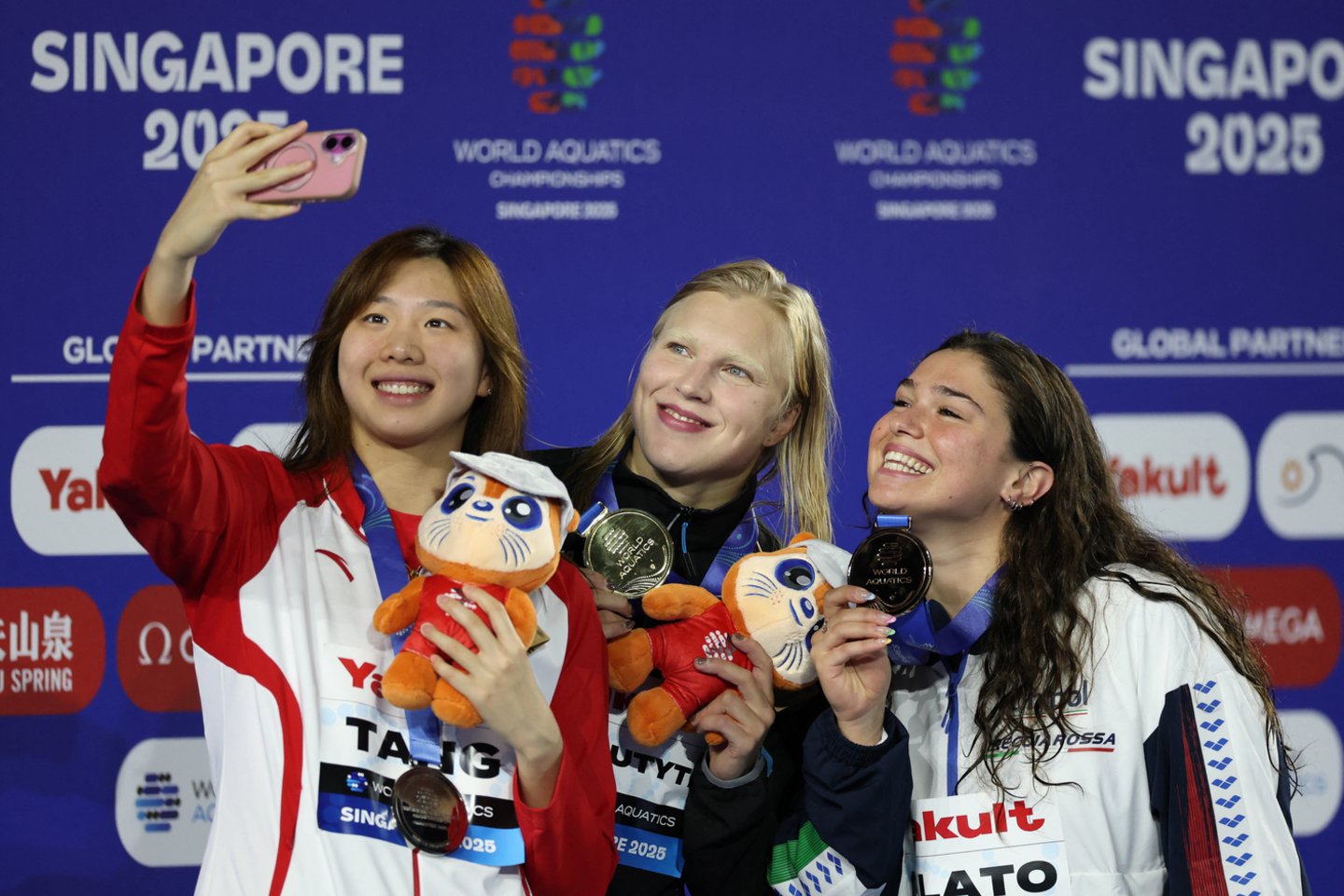 Pasaulio 50 metrų krūtine antros vietos laimėtoja kinė Qianting Tang, čempionė Rūta Meilutytė ir bronzos medalininkė italė Benedetta Pilato.<br> AFP/Scanpix nuotr.